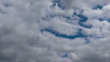 Uçan bulutlarda zaman kaybı. Arka plan. Kuş yok, titreme yok..