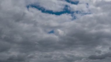 Uçan bulutlarda zaman kaybı. Arka plan. Kuş yok, titreme yok..