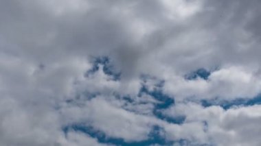 Uçan bulutlarda zaman kaybı. Arka plan. Kuş yok, titreme yok..
