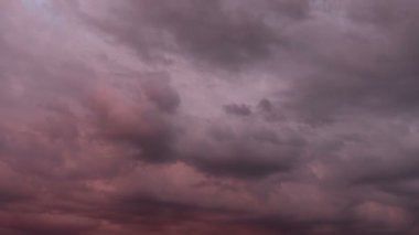 Uçan bulutlarda zaman kaybı. Arka plan. Kuş yok, titreme yok..