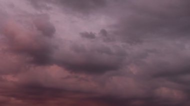 Uçan bulutlarda zaman kaybı. Arka plan. Kuş yok, titreme yok..