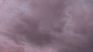 Uçan bulutlarda zaman kaybı. Arka plan. Kuş yok, titreme yok..