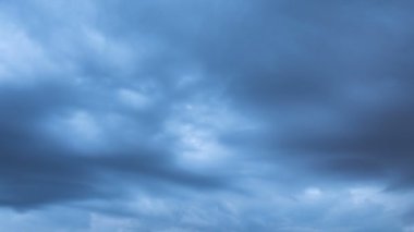 Uçan bulutlarda zaman kaybı. Arka plan. Kuş yok, titreme yok..