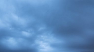 Uçan bulutlarda zaman kaybı. Arka plan. Kuş yok, titreme yok..