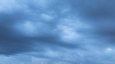 Uçan bulutlarda zaman kaybı. Arka plan. Kuş yok, titreme yok..
