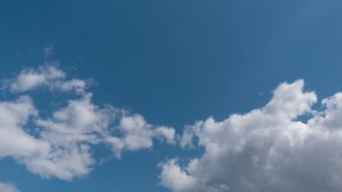 Uçan bulutlarda zaman kaybı. Arka plan. Kuş yok, titreme yok..