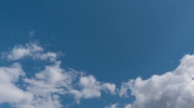 Uçan bulutlarda zaman kaybı. Arka plan. Kuş yok, titreme yok..