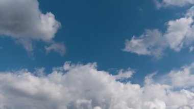 Uçan bulutlarda zaman kaybı. Arka plan. Kuş yok, titreme yok..