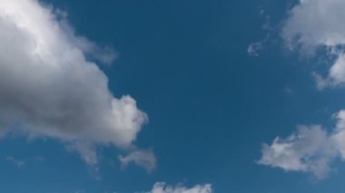 Uçan bulutlarda zaman kaybı. Arka plan. Kuş yok, titreme yok..