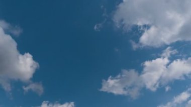 Uçan bulutlarda zaman kaybı. Arka plan. Kuş yok, titreme yok..