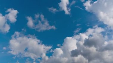 Uçan bulutlarda zaman kaybı. Arka plan. Kuş yok, titreme yok..