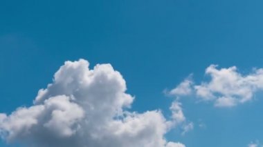 Uçan bulutlarda zaman kaybı. Arka plan. Kuş yok, titreme yok..