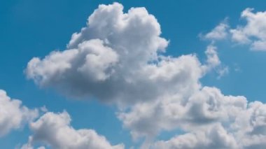 Uçan bulutlarda zaman kaybı. Arka plan. Kuş yok, titreme yok..