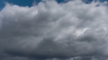 Uçan bulutlarda zaman kaybı. Arka plan. Kuş yok, titreme yok..