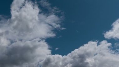 Uçan bulutlarda zaman kaybı. Arka plan. Kuş yok, titreme yok..