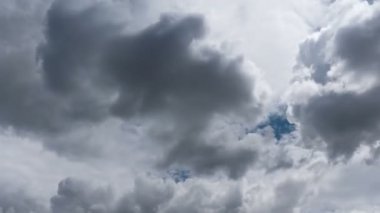Uçan bulutlarda zaman kaybı. Arka plan. Kuş yok, titreme yok..
