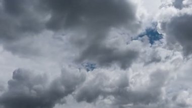 Uçan bulutlarda zaman kaybı. Arka plan. Kuş yok, titreme yok..