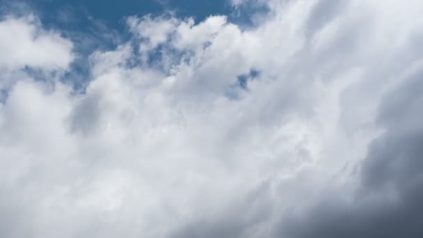 飞翔的云彩时间的流逝大自然的背景没有鸟儿 没有闪烁 — 图库视频影像