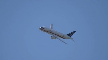 Moskova Rusya Zhukovsky Havaalanı 25 Temmuz 2021: Uluslararası havacılık salonu MAKS-2021 'in ticari yolcu uçağı Sukhoi Superjet 100 uçuş gösterisi