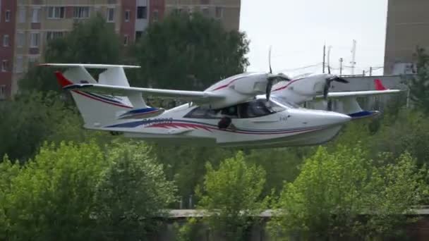 MOSKVA REGION, CHERNOE AIRFIELD 22. května 2021: obojživelné letadlo L-65 - Seagull the Sky aviation festival, teorie a praxe — Stock video