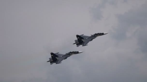 Moskva Rusland Zhukovsky Airfield 25 Juli 2021: aerobatic Su-30 perfoming demonstration flyvning af den internationale rumfart salon MAKS-2021 – Stock-video