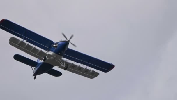 Moscou Russie Aérodrome de Joukovski 25 juillet 2021 : avion à passagers biplan TVS-2MS vol de démonstration du salon aéronautique international MAKS-2021 — Video