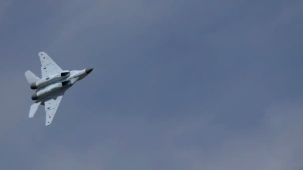 Moskou Rusland Luchthaven Zjoekovski 25 juli 2021: aërobe MiG-35 voor demonstratievlucht van de internationale lucht- en ruimtevaartsalon MAKS-2021 — Stockvideo