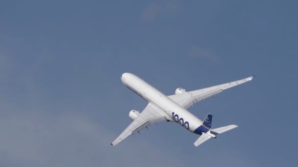 Moscow Russia Zhukovsky Airfield 25 julho 2021: Aviões de passageiros Airbus A350 no voo de demonstração do salão aeroespacial internacional MAKS-2021 — Vídeo de Stock