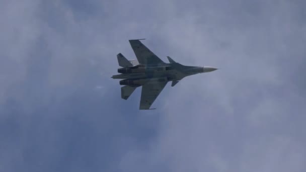 Moscow Russia Zhukovsky Airfield 25 липня 2021: Аеробатичний Су-30 perfoming демонстраційний політ міжнародного аерокосмічного салону MAKS-2021 — стокове відео