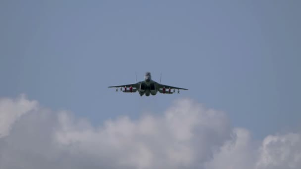 Moskau Russland Flugplatz Shukowski 25. Juli 2021: Kunstflug MiG-35 beim Demonstrationsflug des internationalen Raumfahrtsalons MAKS-2021 — Stockvideo