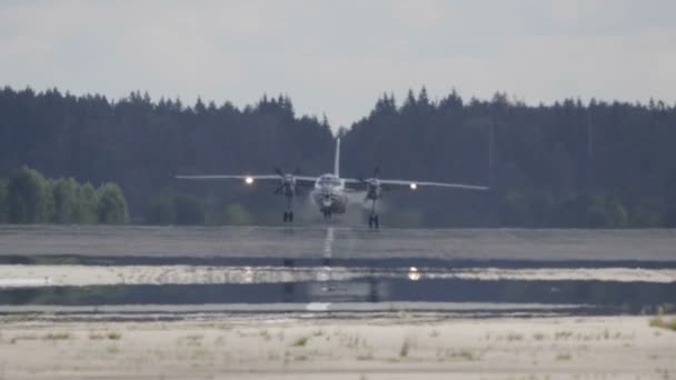 KUBINKA, RUSKO - 15. května 2021: Vzlet Aerobatického týmu An-30 STRIZHI 30. výročí. — Stock video