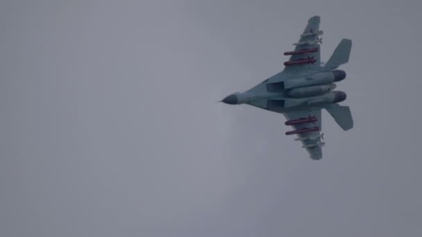 Moscow Russia Zhukovsky Airfield 25 July 2021: aerobatic MiG-35 perfoming demonstration flight of the international aerospace salon MAKS-2021 — Stock Video