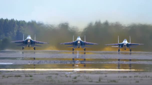 Moscú Rusia Zhukovsky Airfield 25 de julio de 2021: Equipos acrobáticos Caballeros rusos en aviones Su-35 del salón aeroespacial internacional MAKS-2021 — Vídeo de stock