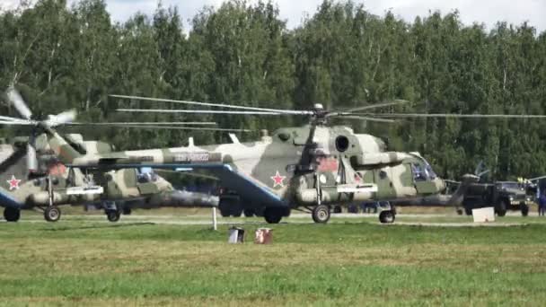 ZHUKOVSKY, RUSKO - 01. ZÁŘÍ 2019: Demonstrace vrtulníku Mi-8 ruského letectva na veletrhu MAKS-2019, Rusko — Stock video