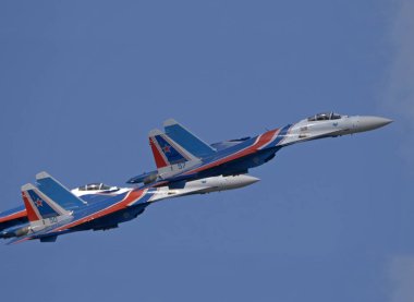 Moskova Rusya Zhukovsky Havaalanı 25 Temmuz 2021: Uluslararası havacılık salonu MAKS-2021 'in Su-35 uçakları ile Rus Aerobatik Takımı.