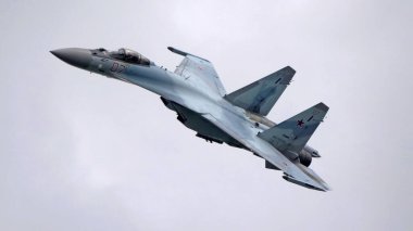 Moskova Rusya Zhukovsky Havaalanı 25 Temmuz 2021: Uluslararası havacılık salonu MAKS-2021 'in Su-35 uçakları üzerinde Rusya Şahinleri.