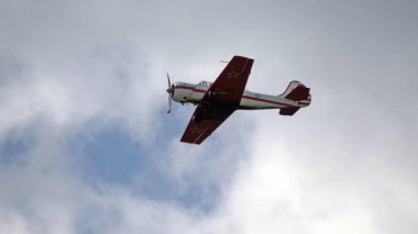 MOSCOW REJON, CHERNOE HAVA 22 Mayıs 2021: Uçak yak-52 Gökyüzü havacılık festivali, teori ve uygulama.