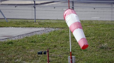 Mavi gökyüzüne karşı hafif rüzgârda yıpranmış rüzgâr yağmuru.