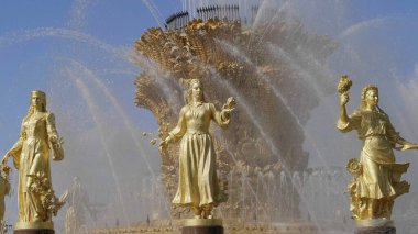 MOSCOW, RUSSIA - 23 Nisan 2019: Rusya, Moskova 'daki Tüm Rusya Sergi Merkezi' nde Uluslar Çeşmesi Dostluğu Rakamları.