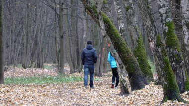 romantik genç güzel çift sonbahar üzerinde yürümek