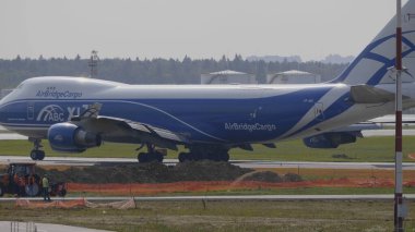 MOSCOW, RUSSIA, 10 Haziran 2019: 10 Haziran 2019 tarihinde Moskova, Rusya 'da bir yolcu uçağının kalkışı.