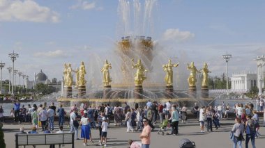 MOSCOW, RUSSIA - 23 Nisan 2019: Rusya, Moskova 'daki Tüm Rusya Sergi Merkezi' nde Uluslar Çeşmesi Dostluğu Rakamları.