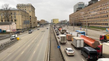 MOSCOW - 14 Ekim 2018 'de Rusya' nın başkenti Moskova 'da otoyol meraklılarının ana caddesinde araba trafiği.