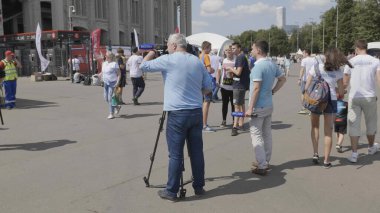 MOSCOW, RUSSIA - 14 Temmuz 2018: Gazeteci ve operatör TVC kanalı.