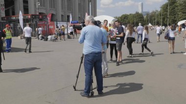 MOSCOW, RUSSIA - 14 Temmuz 2018: Gazeteci ve operatör TVC kanalı.