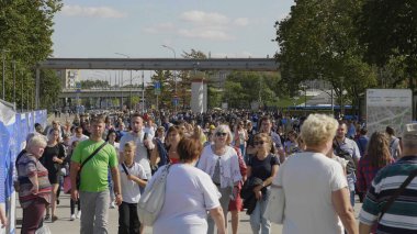 MOSCOW - 27 JULE: 27 Temmuz 2019 tarihinde Moskova, Rusya 'da VDNKh' nin yanından geçenler.