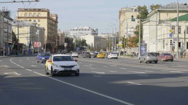 MOSCOW - 14 Temmuz 2018 'de Moskova, Rusya' da Tverskaya ana caddesinde araba trafiği.