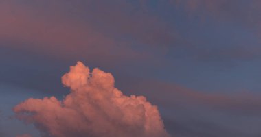 Uçan bulutlarda zaman kaybı. Arka plan. Kuş yok, titreme yok..