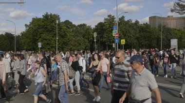 MOSCOW - 27 JULE: 27 Temmuz 2019 tarihinde Moskova, Rusya 'da VDNKh' nin yanından geçenler.