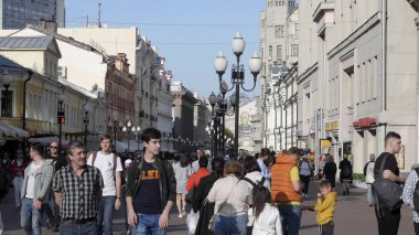 Moskova - Jule 27: Jule'da Old Arbat Caddesi boyunca yürüyen insanlar 27, 2019 Moskova, Rusya.